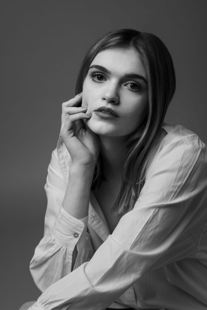 Portraitfotografie im Fotostudio - Model - schwarz- weiß