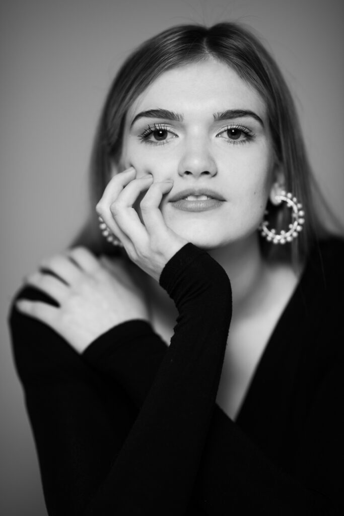 Portraitfotografie im Fotostudio - Model - schwarz- weiß