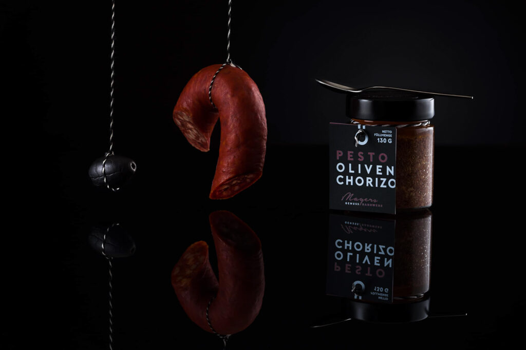 Produktfotografie im Fotostudio - Pesto "Oliven- Chorizo" von Genuss am See- schwarzer Hintergrund
