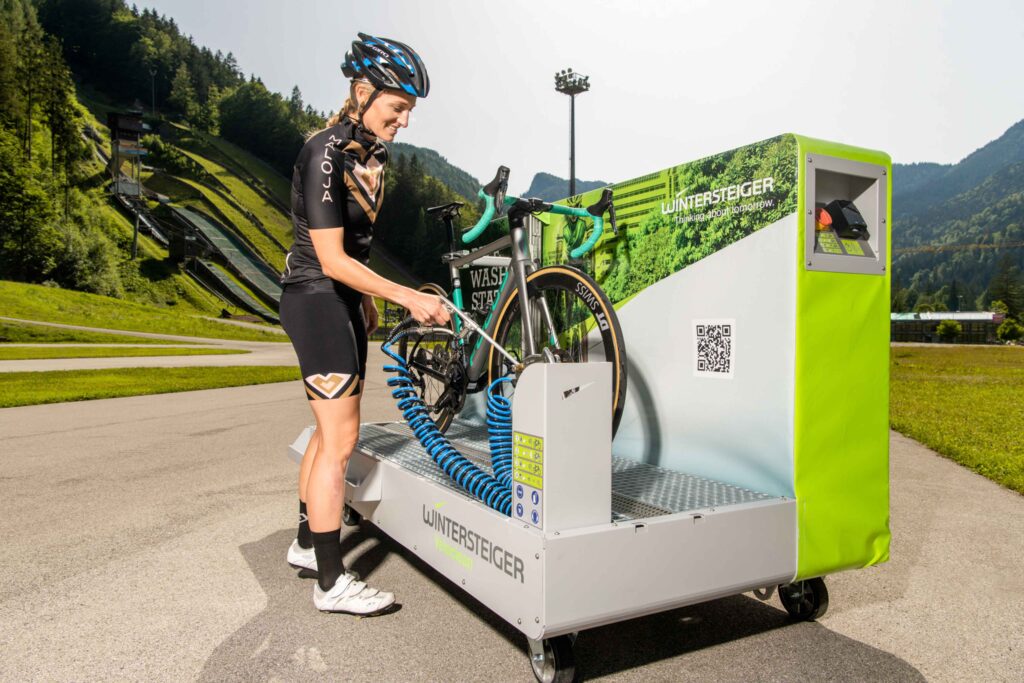 Werbefotografie - Wintersteiger - Radreinigungsstation - Vanessa Hinz reinigt ihr Fahrrad damit