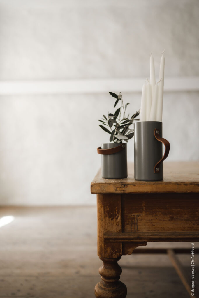 Werbefotografie/ Produktfotografie - Das gute Leben Onlineshop- Vasen auf einem Holztisch