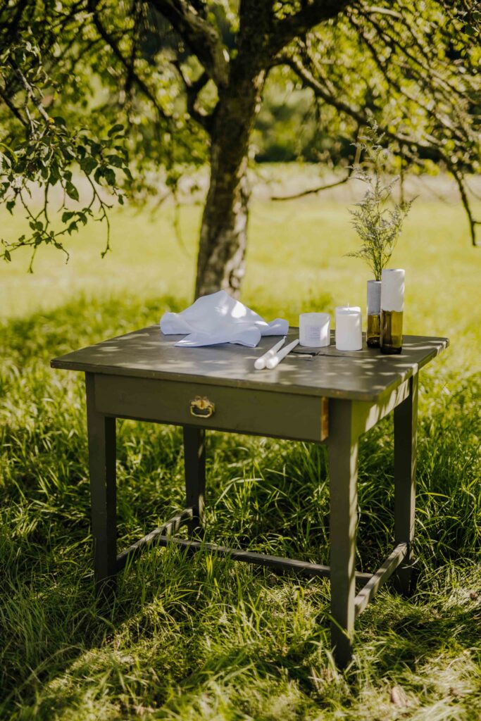 Werbefotografie/ Produktfotografie - Das gute Leben Onlineshop- Holztisch auf einer Wiese