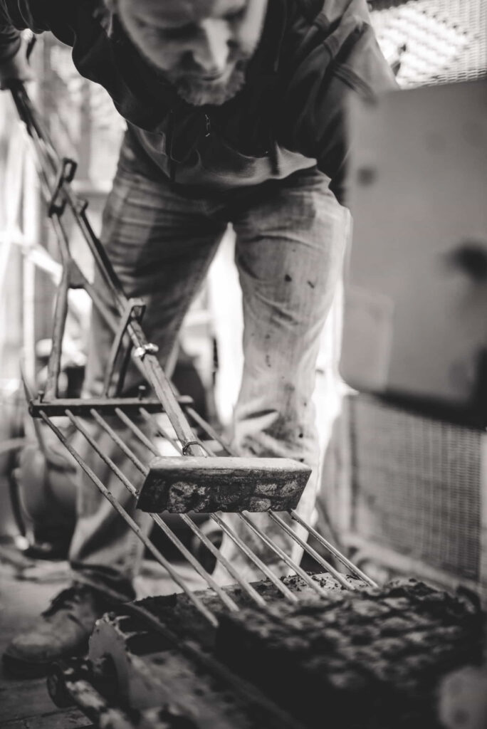 Werbefotografie Gärtnerei Zwanzger - Porträtaufanhme des Geschäftsführers bei der Arbeit in der Gärtnerei