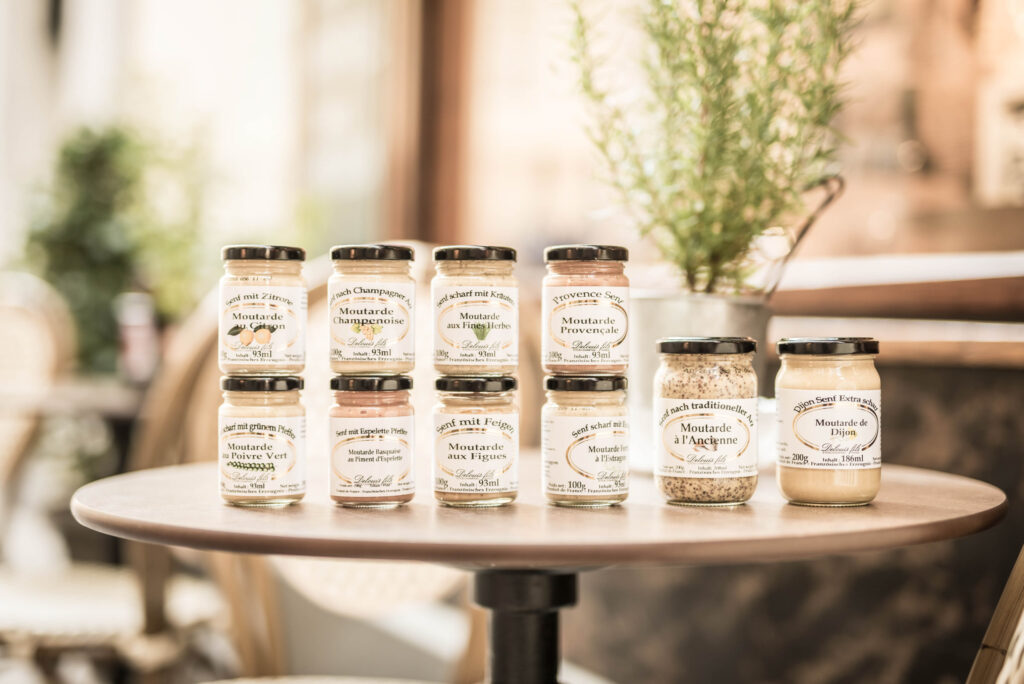 Werbefotografie für den Delikatessenladen "Nussbaumer" - Produktaufnahme mehrerer Gläser auf einem Tisch