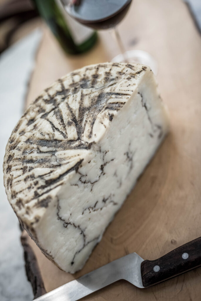 Werbefotografie für den Delikatessenladen "Nussbaumer" - Produktaufnahme/Nahaufnahme von Käse