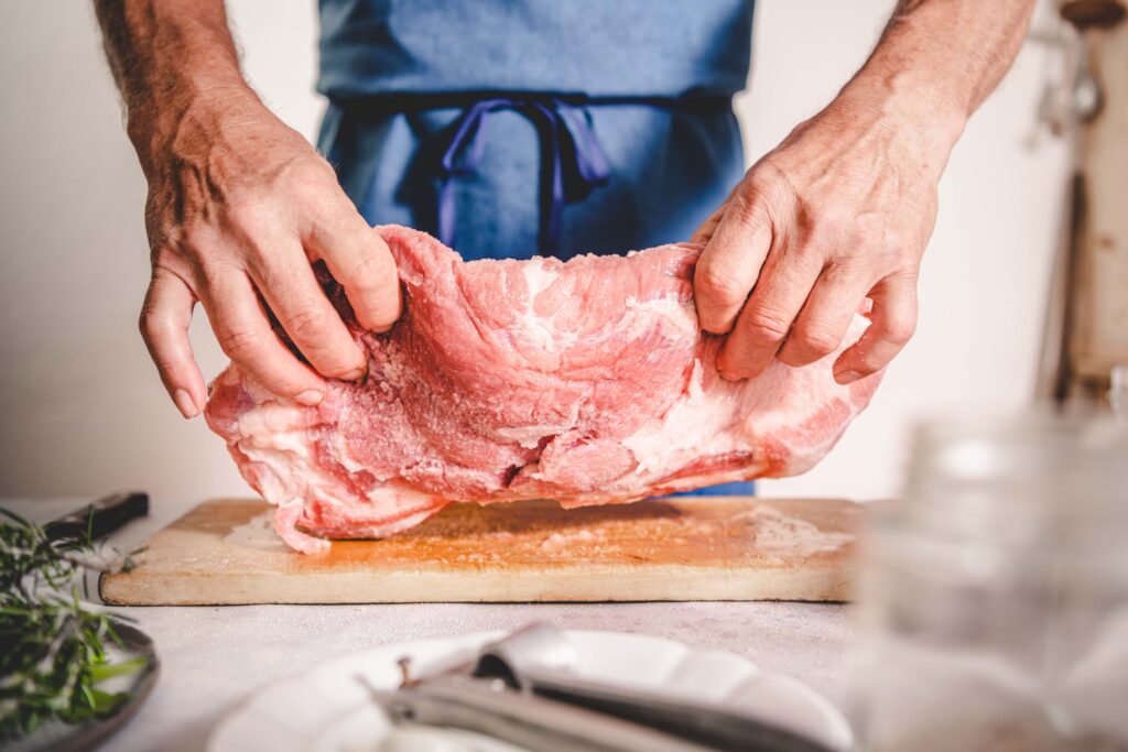 Werbefotografie - Michaelerhof - Detailaufnahme von Fleisch bei der Verarbeitung