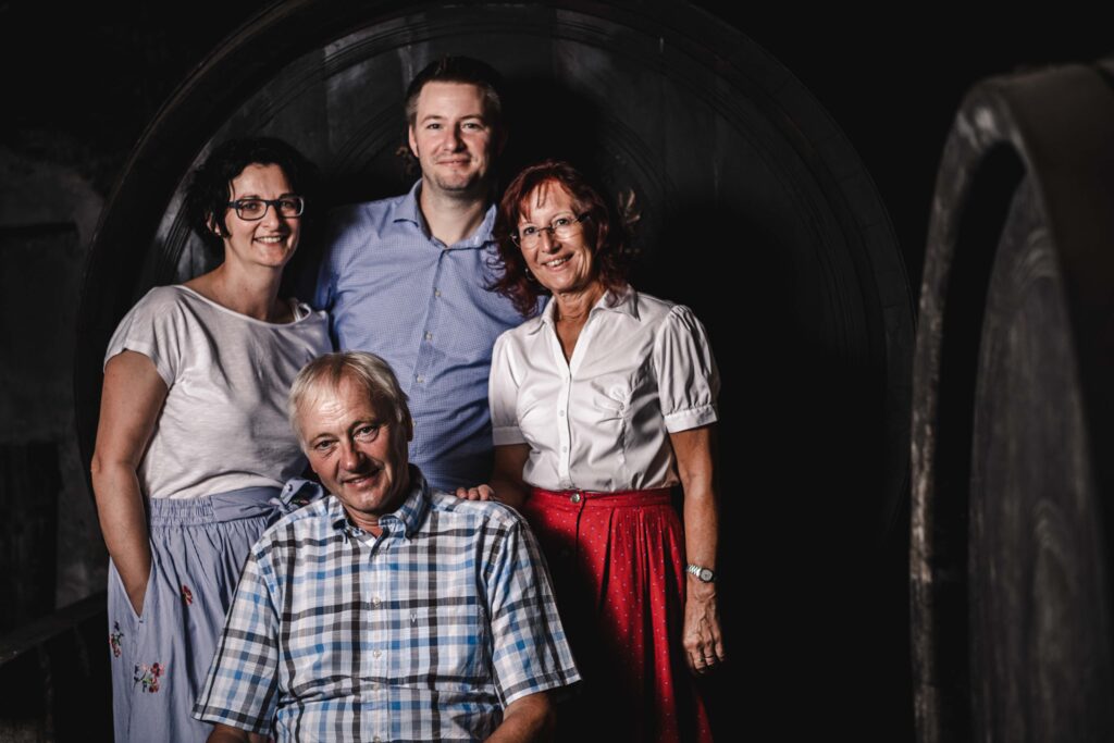 Werbefotografie - Michaelerhof - Porträt der Familie im Weinkeller