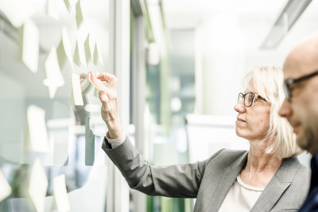 Werbefotografie ITSV- Imageaufnahme der Mitarbeiter beim Ideensammeln