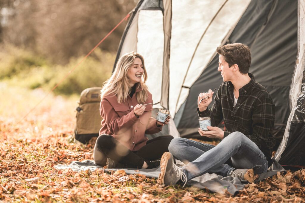 Werbefotografie - Jörgbauer - VW Bus fährt in einen Wald - Campingsituation
