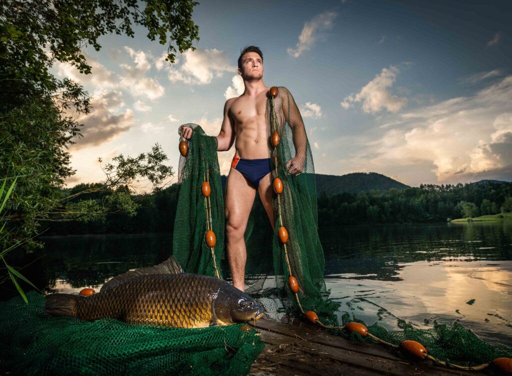 Werbefotografie - Porträtfotografie - Jungbauernkalender 2020 - junger Mann, als Fischer, an einem See mit einem Fischernetz