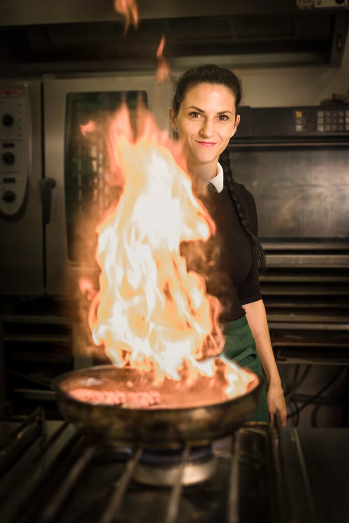 Werbefotografie für das Gasthaus Kögl - Portraitfotografie der Köchin bei der Arbeit