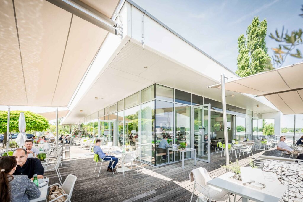 Werbeaufnahme für das Geschäft/Cafe Livios - Architekturaufnahme des Gebäudes