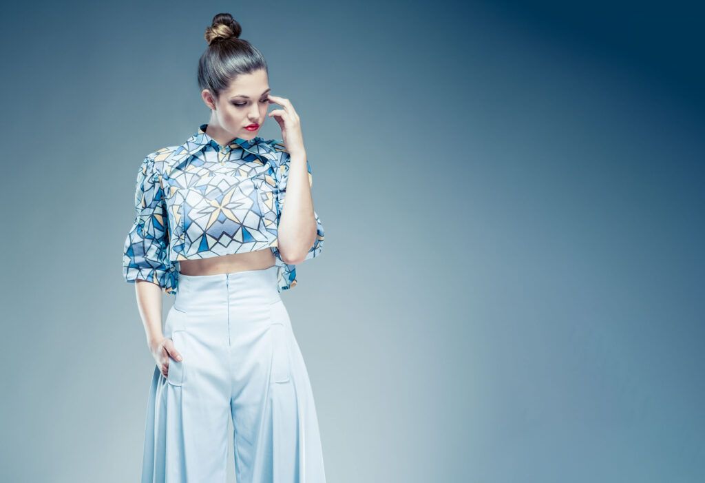 Werbefotografie - Modeshooting im Fotostudio - Hellblauer Hintergrund - mit Model