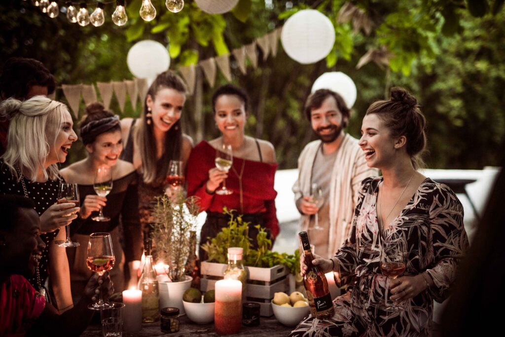 Werbefotografie für das Getränk "Pino's" - Gartenparty mit mehreren Leuten