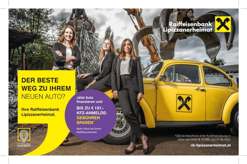 Werbefotografie "Raiffeisenbank Lipizzanerheimat" - Plakat auf einem Schottplatz mit einem gelben VW Käfer- das Thema des Plakats "Der beste Weg zu Ihrem neuen Auto"