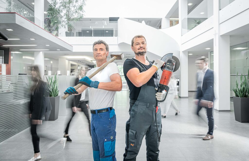 Werbefotografie für die Raiffeisenbank Lipizzanerheimat - Imagefoto für die Abteilung "Baufinanzierung" - Porträt im Foyer der Bank in Voitsberg