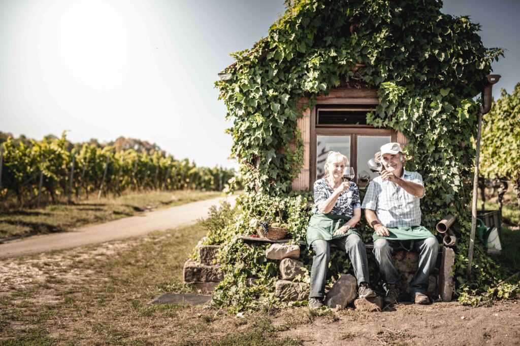 Werbefotografie Weingut Singer - Bader - Porträtaufnahme eines älteren Paares im Weingarten