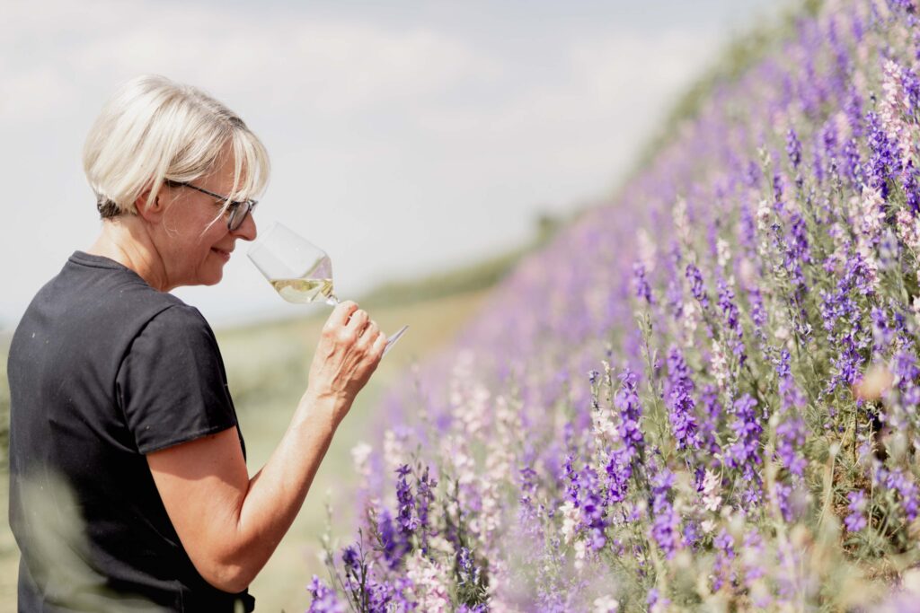 Werbefotografie Winzergenossenschaft Achkarren - Imagefoto einer Frau mit einem Weinglas in der Hand bei einer Blumenwiese