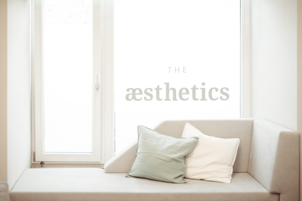 Werbefotografie "the aesthetics" - Architekturaufnahme des Fenster mit der Beklebung