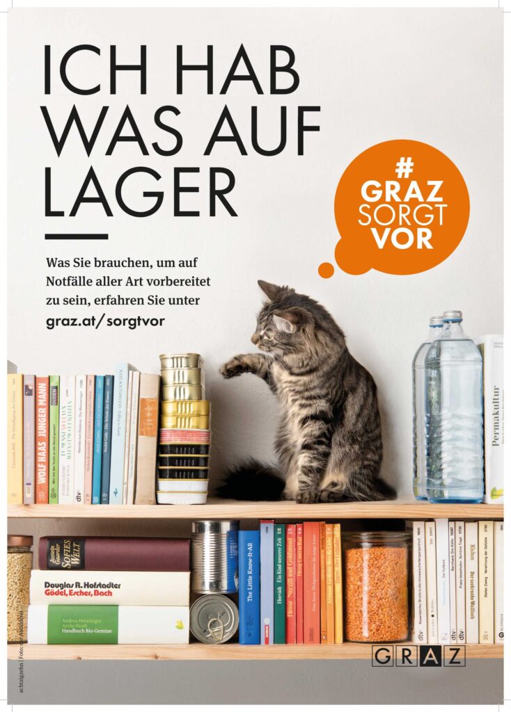 Werbefotografie Achtzigzehn Graz - Werbeplakat "Ich hab was auf Lager" - Katze sitzt in einem Bücherregal, neben ihr Konserven