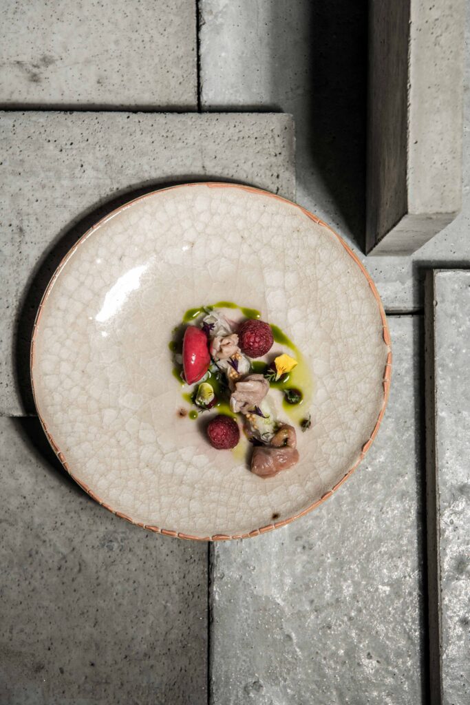 Foodfotografie - Restaurant Wörgötter - Aufnahme eines Gerichts auf einem Teller - Hintergrund: Betonsteine