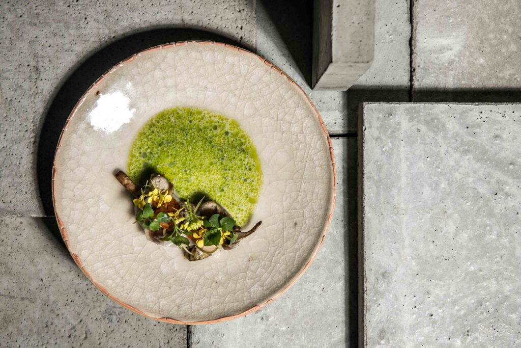 Foodfotografie - Restaurant Wörgötter - Aufnahme eines Gerichts auf einem Teller - Hintergrund: Betonsteine