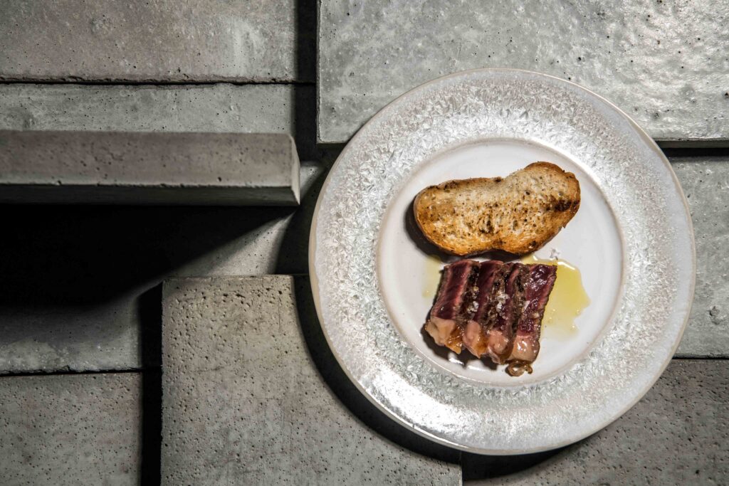 Foodfotografie - Restaurant Wörgötter - Aufnahme eines Gerichts auf einem Teller - Hintergrund: Betonsteine