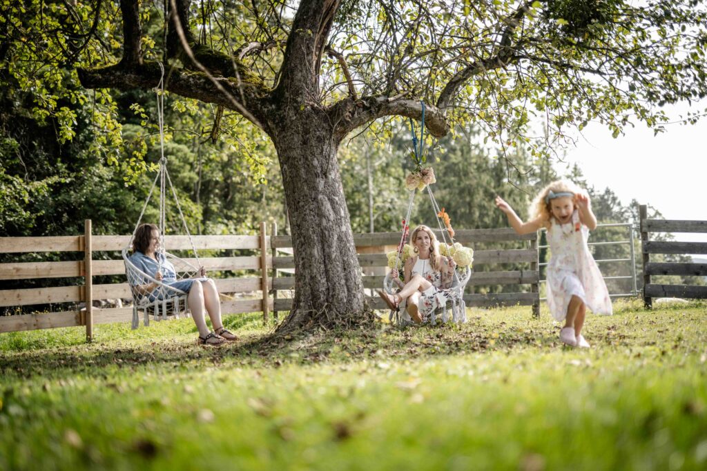 Werbefotografie LaPaca - Portraitfotografie von drei Menschen in einem Garten