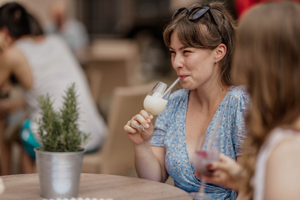Werbefotografie Alte Wache in Freiburg - Leute im Gastgarten genießen die Kalte Sofie