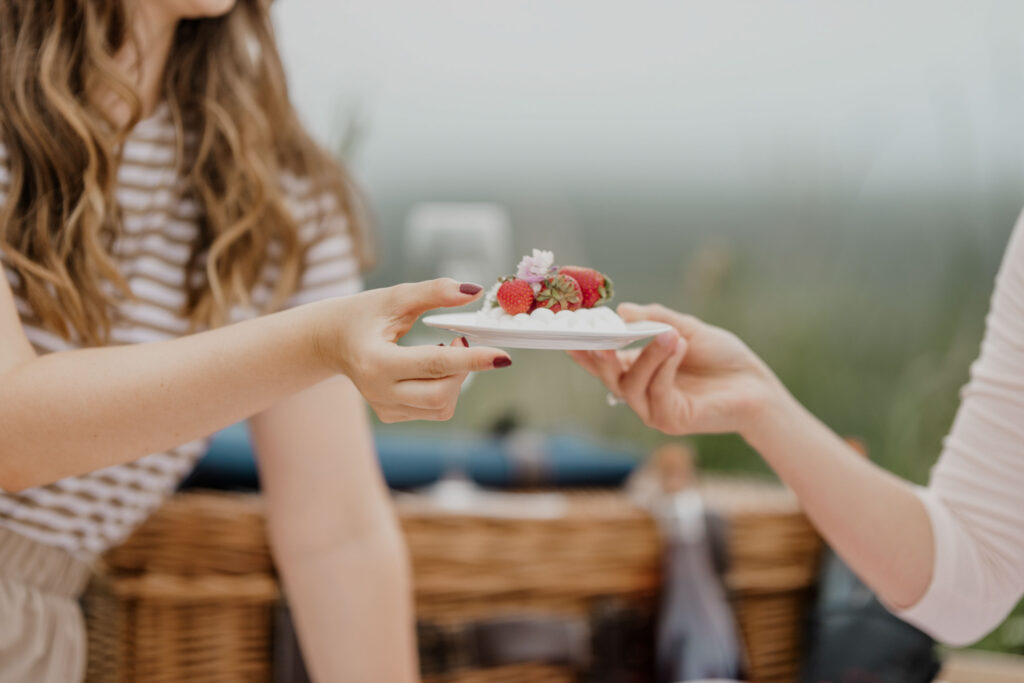 Werbefotografie Alte Wache in Freiburg - Zwei Mädels beim Picknicken