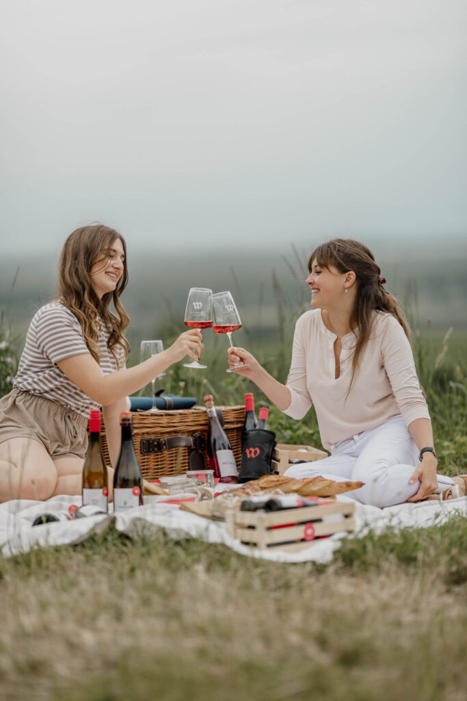 Werbefotografie Alte Wache in Freiburg - Zwei Mädels beim Picknicken mit Weingläsern