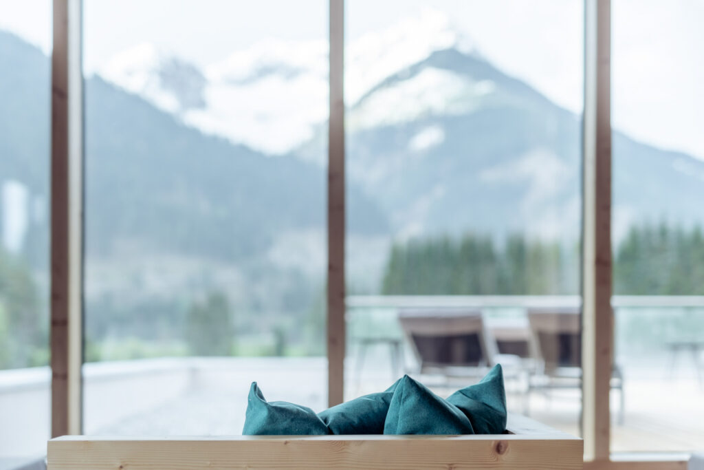 Werbefotografie Hotel Lechzeit - Architekturaufnahme/ Detailaufnahme des Ausblicks aus dem Ruheraum