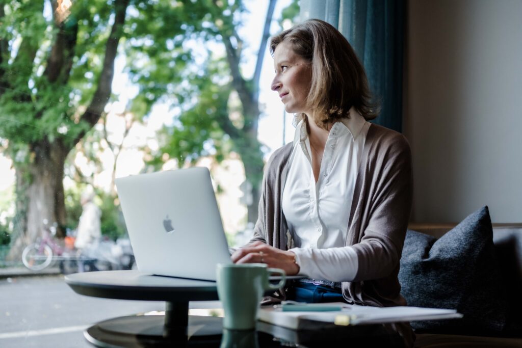 Werbefotografie Instahelp- Portraifotografie einer Frau mit einem Laptop