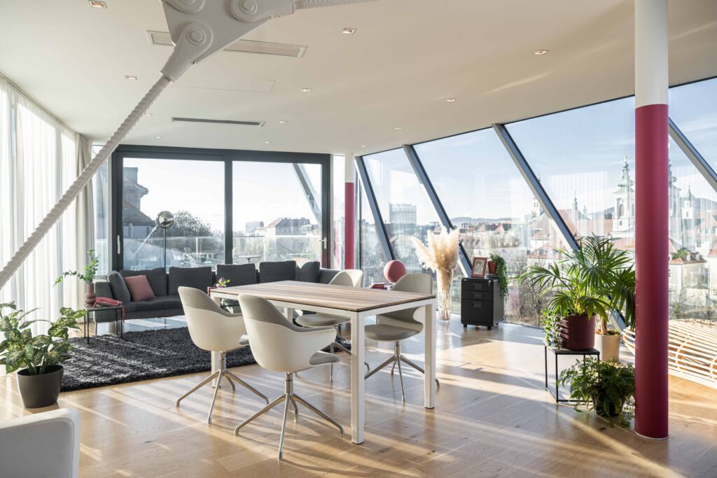 Werbefotografie Yaasa- höhenverstellbare Tische - Imageaufnahme einer Wohnung mit einem dieser Tische