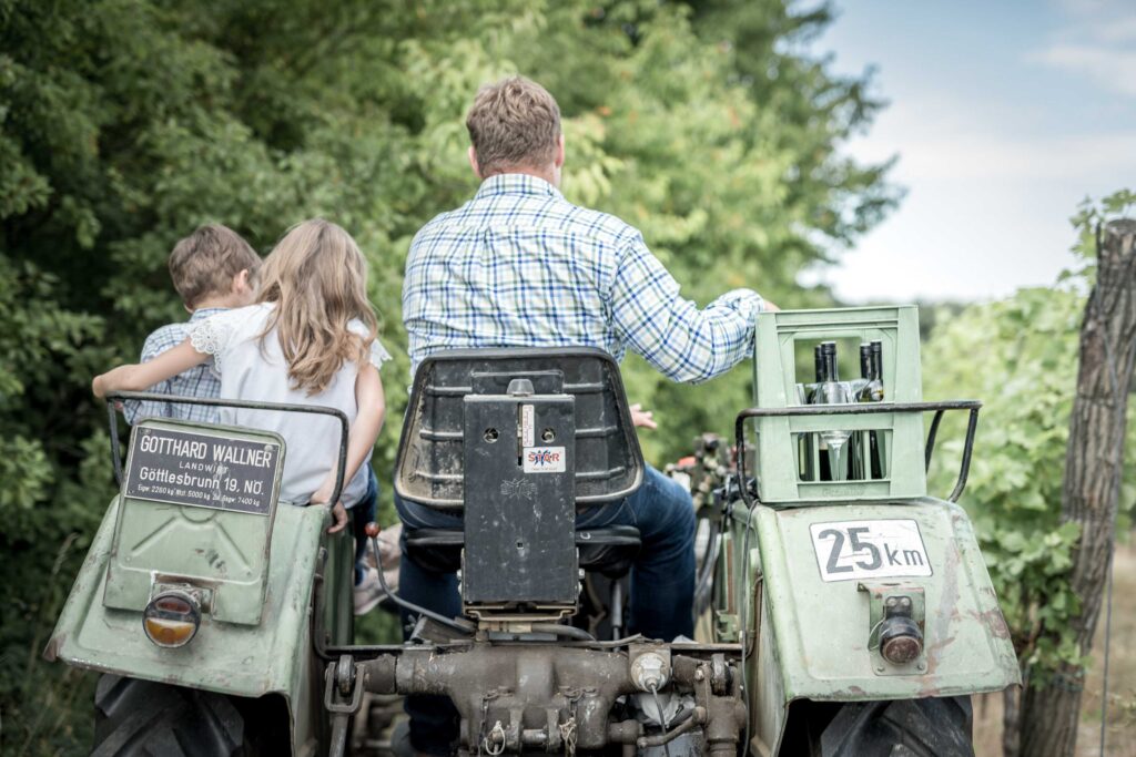 Werbefotografie- Aufnahme eines Traktors im Weingarten