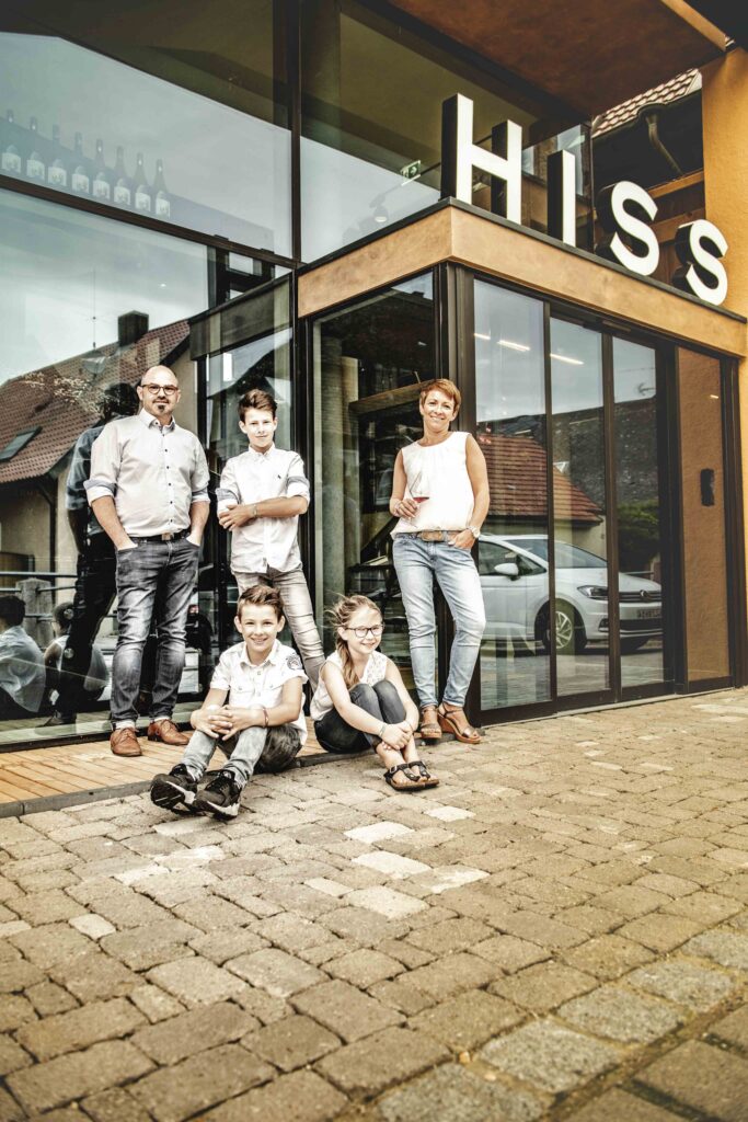 Teamfoto des Weingut Hiss (Drei kinder, zwei Erwachsene) vor dem Eingansportral ihres Weingutes