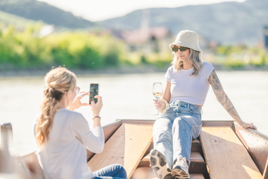 Eine Frau fotografiert eine andere Frau auf einem Boot