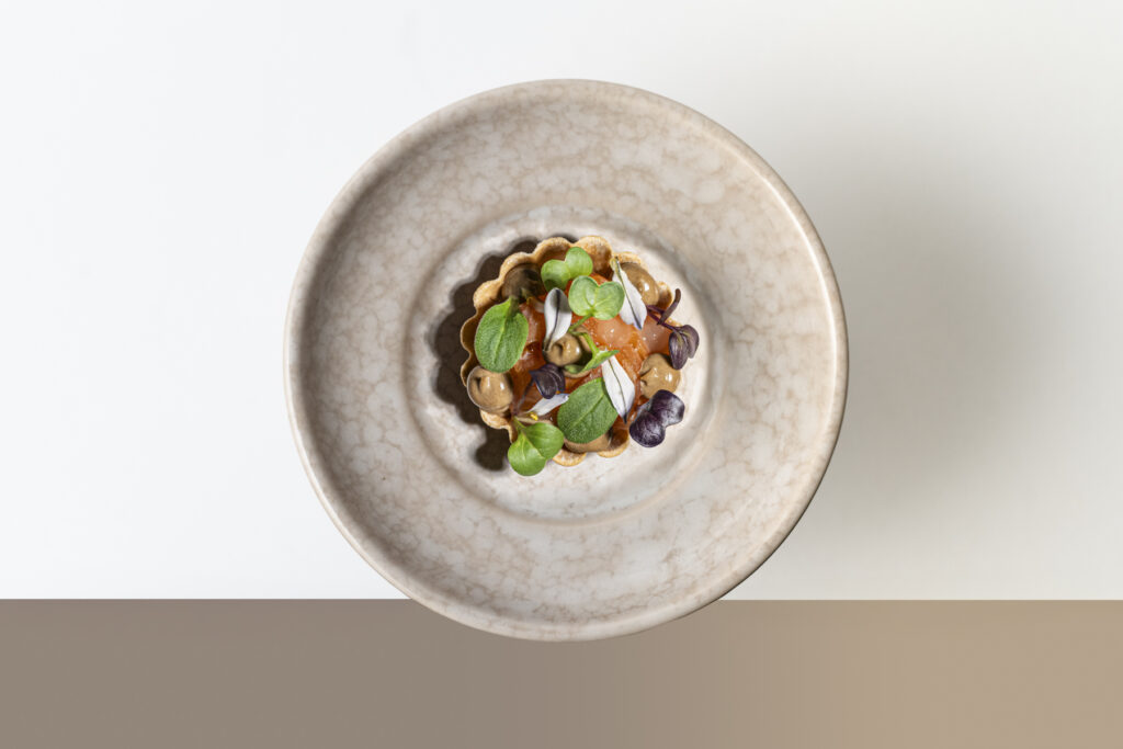 Foodfotografie von Essen auf weißem Teller mit weißen und beigen Hintergrund