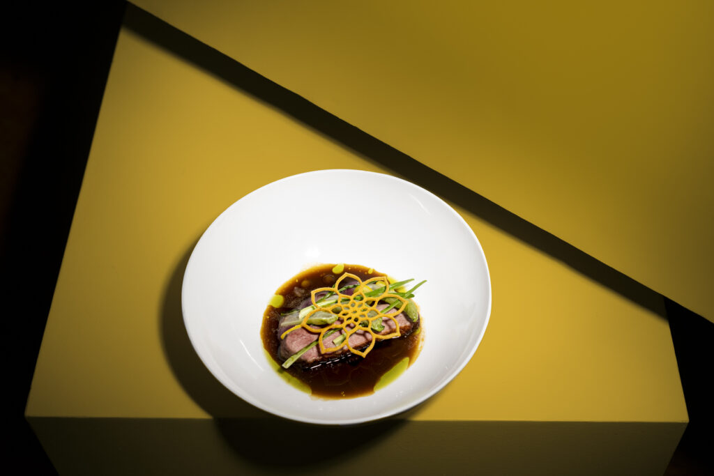 Foodfotografie auf weißem Teller und gelben Hintergrund