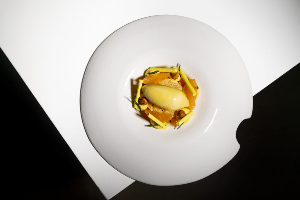 Foodfotografie auf weißem Teller und weiß/schwarzem Hintergrund