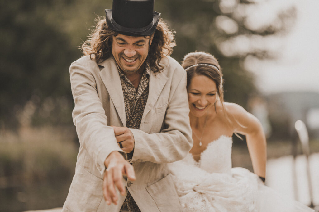 Hochzeitsfotografie - Brautpaar geht aus dem Bild und lacht