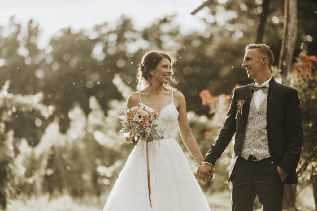 Hochzeitsfotografie- Porträtaufnahme eines Brautpaares in einem Weingarten