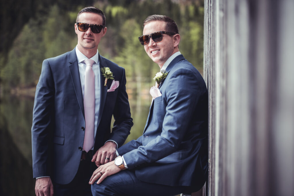 Hochzeitsfotografie- Porträtaufnahme zwei Männer im Anzug