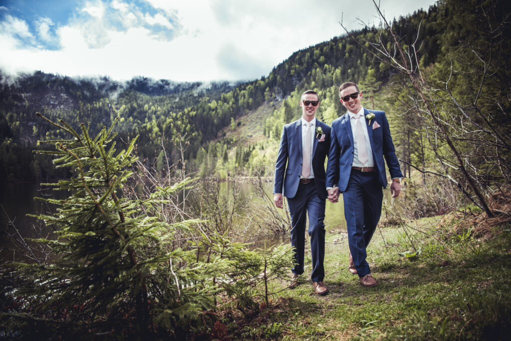 Hochzeitsfotografie- Porträt eines Paares - zwei Männer durch den Wald gehen