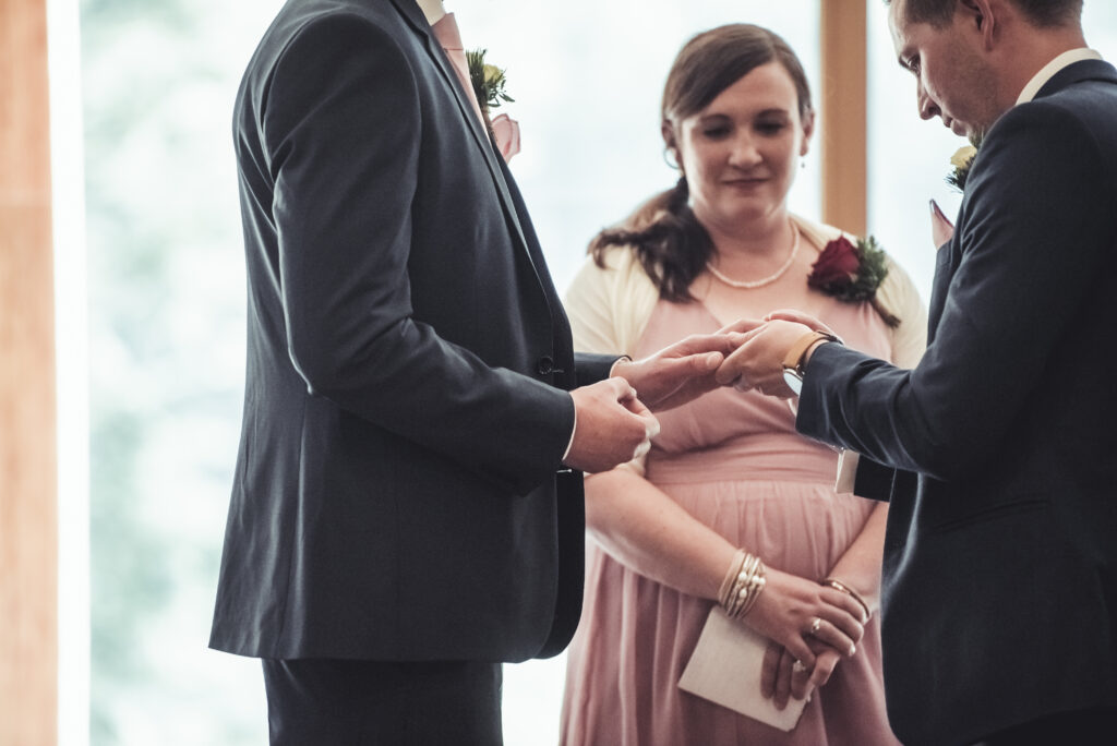Hochzeitsfotografie- Ringwechsel eines Brautpaares