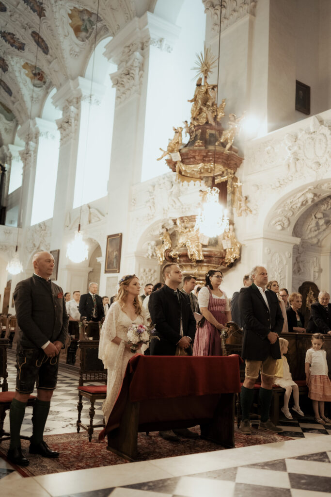Hochzeitsfotografie- Aufnahme während der kirchlichen Trauung