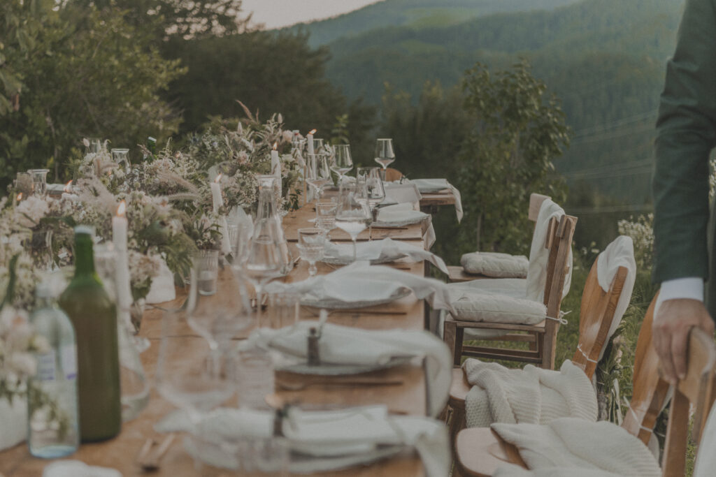 Hochzeitsfotografie- Detailaufnahme der Tischdecke