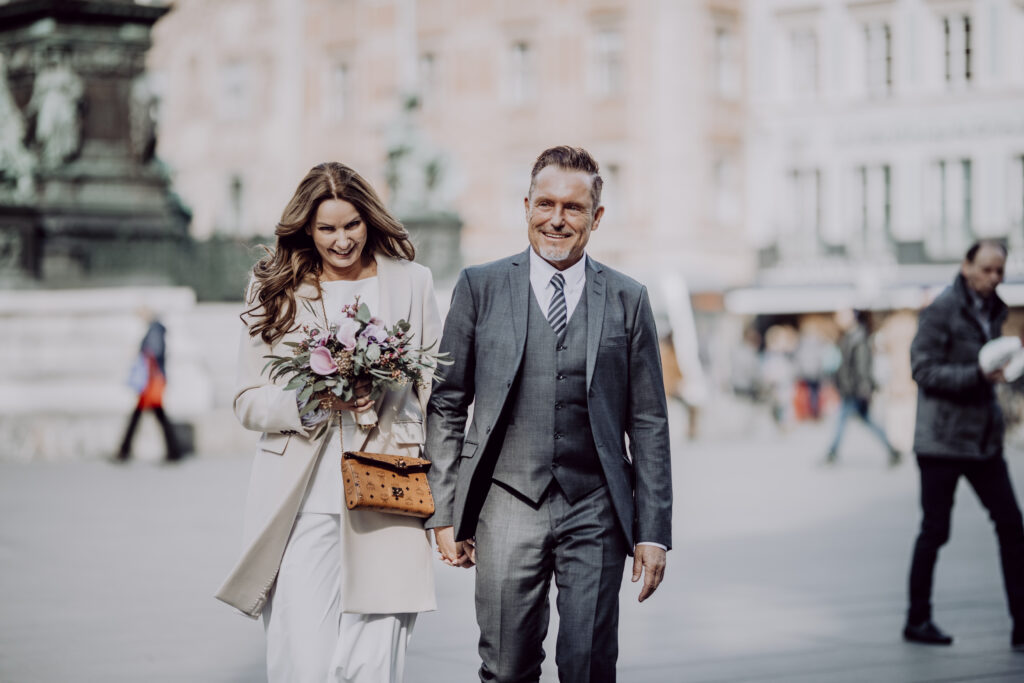 Hochzeitsfotografie eines Brautpaares am Hauptplatz in Graz