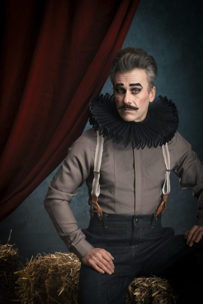 Portraitfotografie- Mann & Frau in Zirkusoutfits vor einem Zirkushintergrund jonglieren mit Köpfen