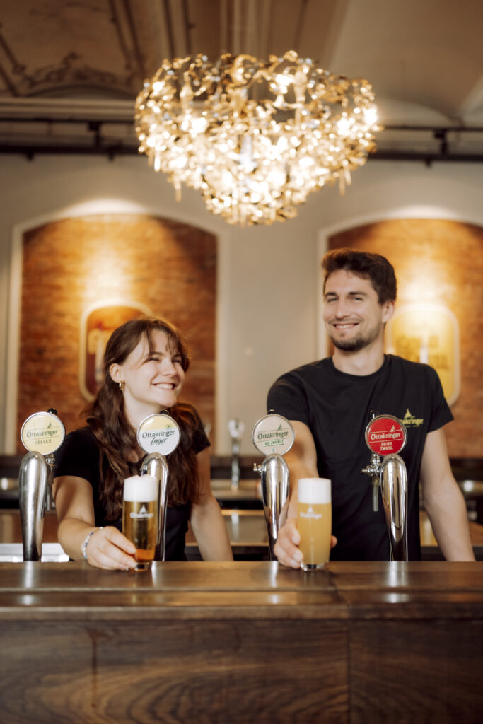 Werbefotografie Ottakringer Brauerei - zwei Barkeeper stellen Bier auf die Bar